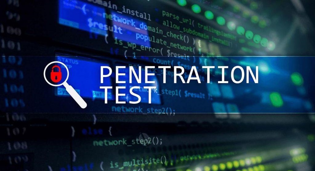 Иллюстрация процесса пентеста &mdash; специалист анализирует систему на уязвимости